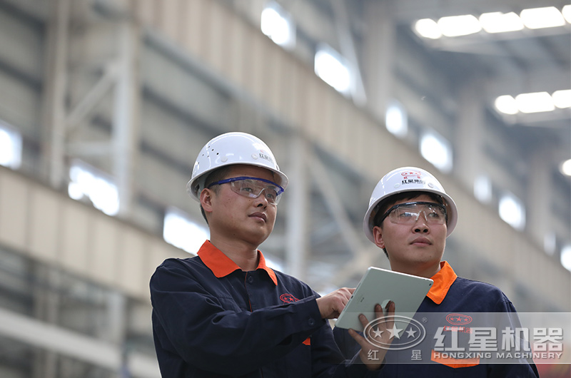 紅星技術(shù)人員嚴(yán)謹(jǐn)對待每一道生產(chǎn)工序