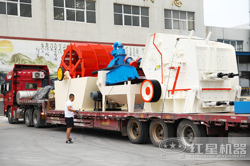 司機師傅打包洗砂機、細沙回收一體機準備發(fā)往安徽現(xiàn)場