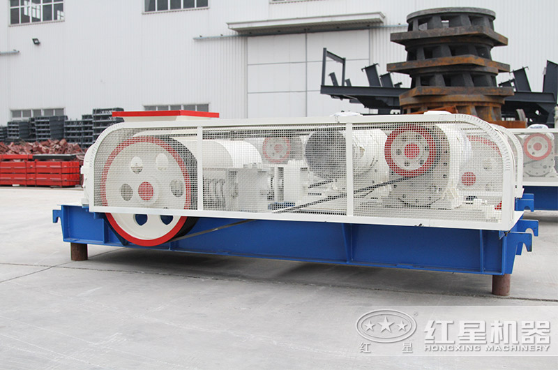 小型對(duì)輥式卵石破碎機(jī)廠(chǎng)區(qū)展示一角