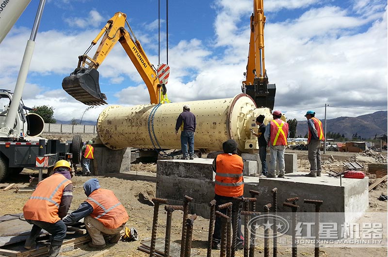 球磨機室外生產(chǎn)現(xiàn)場搭建中 球磨機室外生產(chǎn)現(xiàn)場搭建中