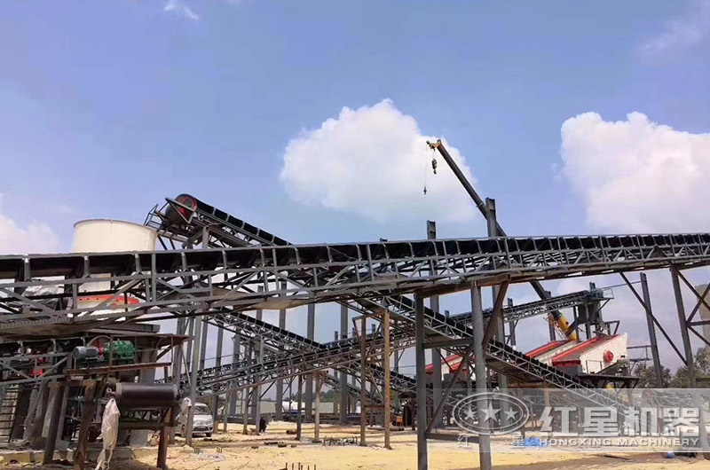 金礦破碎、篩分生產(chǎn)現(xiàn)場(chǎng)