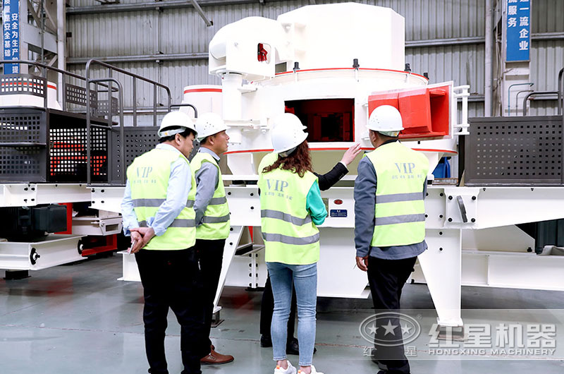 用戶到廠參觀，近距離考察制沙機(jī)設(shè)備