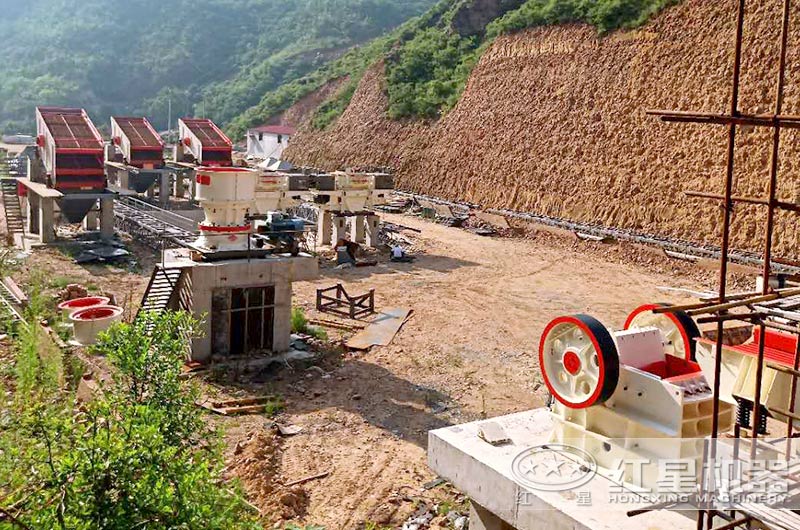 沙廠生產(chǎn)線安裝安裝中，石料粉碎設(shè)備有鄂破、圓錐破和制砂機