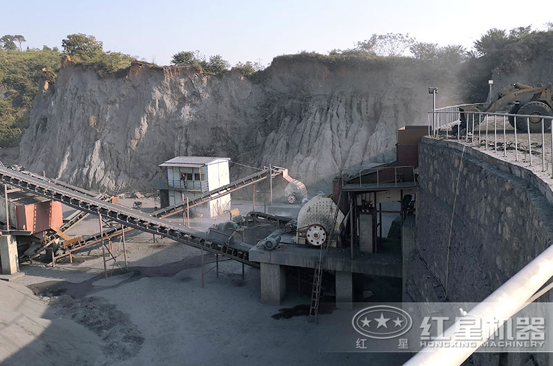 1214重錘破生產(chǎn)現(xiàn)場(chǎng)，破碎煤矸石