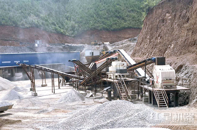制砂機(jī)生產(chǎn)線現(xiàn)場(chǎng)，破碎軟料