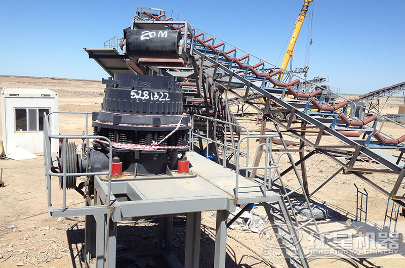 花崗巖破碎生產(chǎn)線一角，圓錐破碎機(jī)