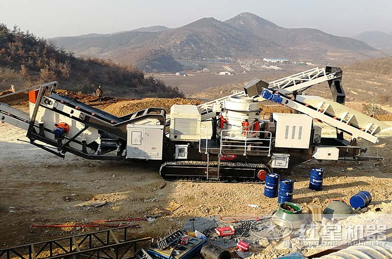 移動(dòng)式圓錐破碎機(jī)現(xiàn)場實(shí)拍，整機(jī)作業(yè)，抵一條生產(chǎn)線