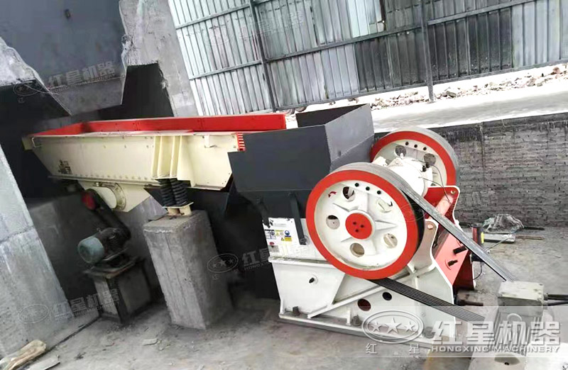 粗料破碎機(jī)一臺(tái)多少錢，每小時(shí)產(chǎn)量多少噸，有沒有現(xiàn)場(chǎng)視頻