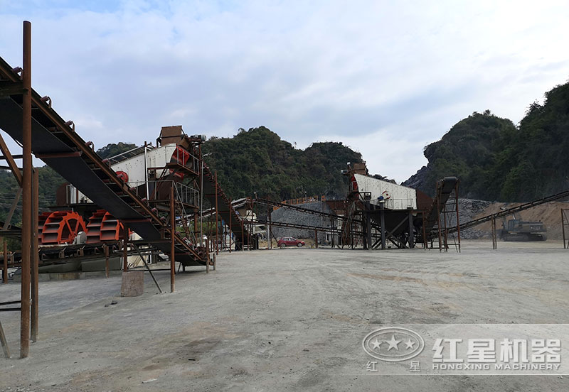 方案三配置現(xiàn)場：破碎機+制砂機+洗砂機，費用80萬以上