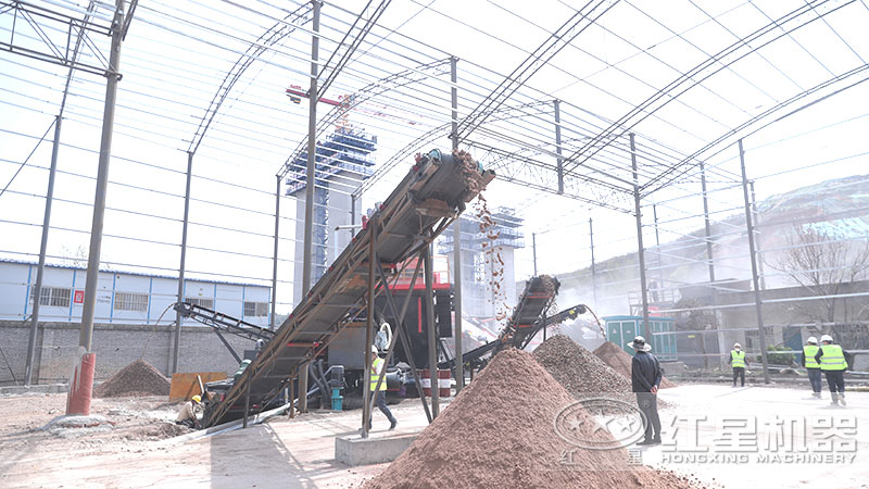 移動石子制砂機拉到現(xiàn)場就地作業(yè)，整機一體化